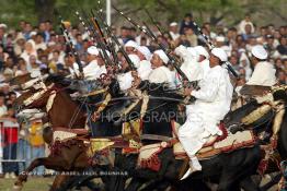 Image du Maroc Professionnelle de  Course typiquement marocaine dite ''la Fantasia'' organisé pendant les festivités de la circoncision du Prince héritier Moulay El Hassan, fils du roi Mohammed VI du Maroc, à Fès, Jeudi 14 avril 2005. (Photo / Abdeljalil Bounhar)



 